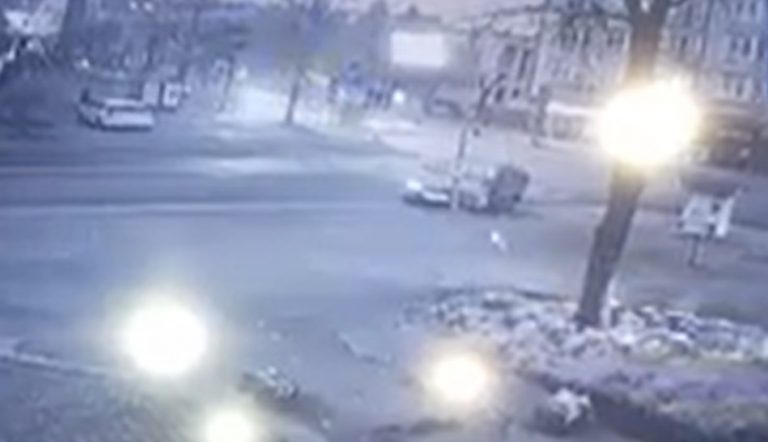 2.75 проміле алкоголю в крові: у Франківську автівка в'їхала в електроопору (ВІДЕО) 11 111 1