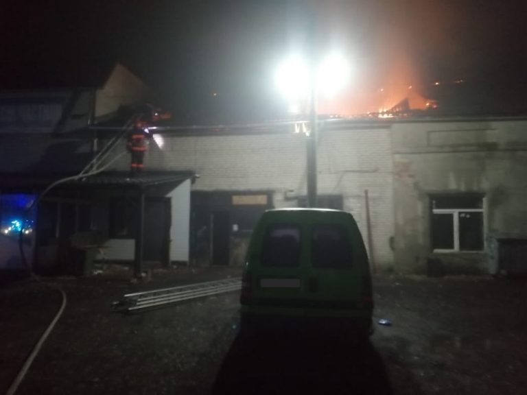 У Рогатині гасили пожежу в автомагазині: що в результаті (ФОТО) 10 В Рогатині гасили