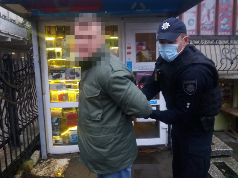 "Хотів сховати у кишеню": в Івано-Франківську поліцейські затримали чоловіка з пістолетом (ФОТО) 8 "Хотів сховати у кишеню": в Івано-Франківську поліцейські затримали чоловіка з пістолетом (ФОТО)