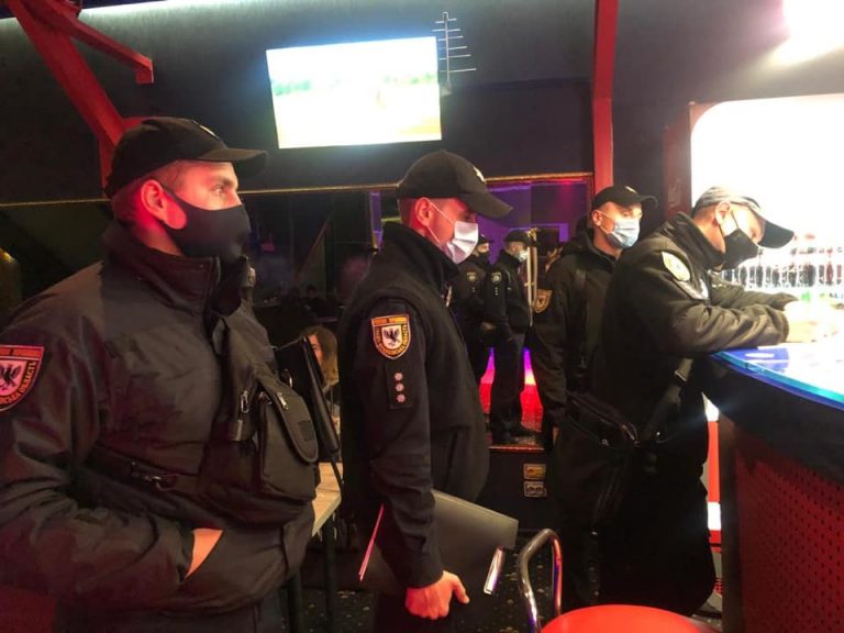 Порушення карантину: на Прикарпатті поліцейські відкрили дві кримінальні справи (ФОТО) 2 Порушення карантину: на Прикарпатті поліцейські відкрили дві кримінальні справи (ФОТО)