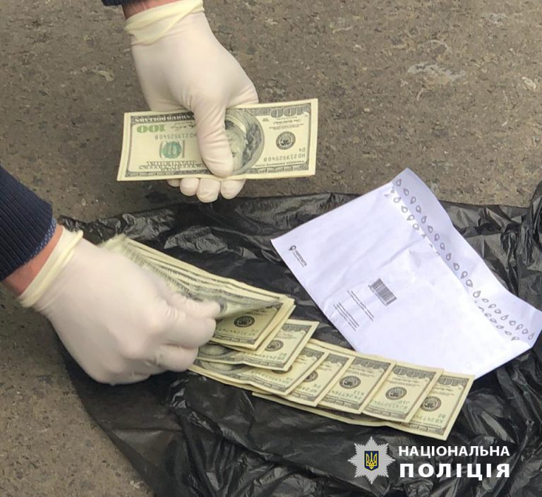 Вимагали 2200 доларів від призовника: на Івано-Франківщині затримали двох посадовців (ФОТО)