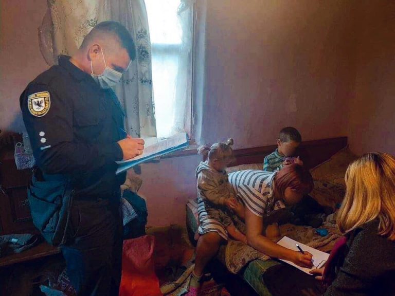 В Івано-Франківській ОТГ через недбалість матері троє дітей потрапили до лікарні (ФОТО) 8 В Івано-Франківській ОТГ через недбалість матері троє дітей потрапили до лікарні (ФОТО)