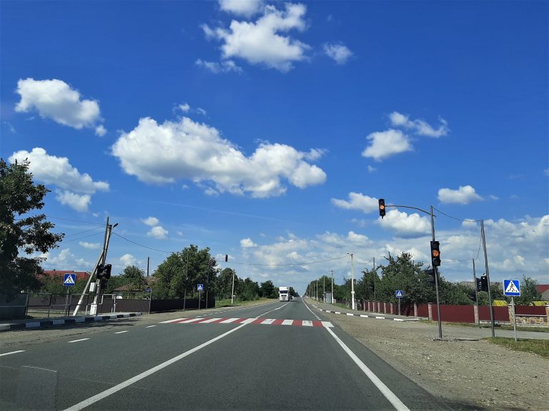 На Прикарпатті дорожники за жовтень замінили 1538 дорожніх знаків (ФОТО)