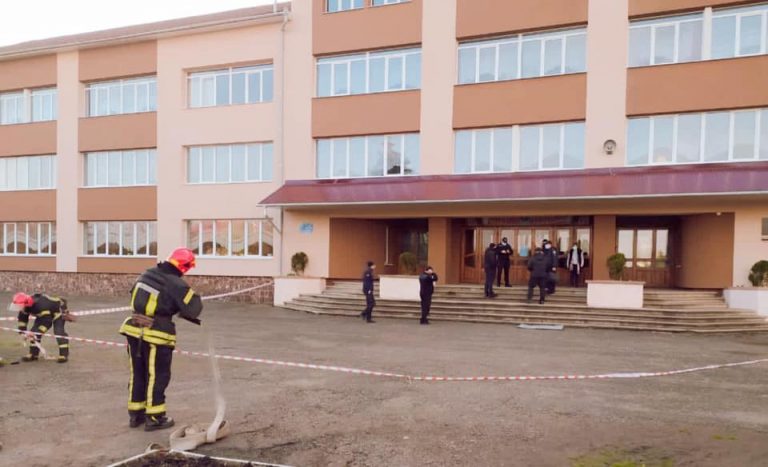 Замінували школу: на Коломийщині школяр вирішив "пожартувати" (ФОТО) 12 Замінували школу: на Коломийщині школяр вирішив "пожартувати" (ФОТО)