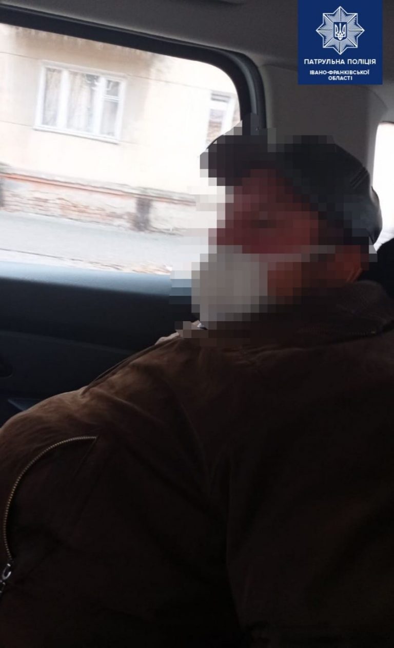 В Івано-Франківську чоловік видавав себе за учасника бойових дій (ФОТО) 4 В Івано-Франківську патрульні затримали чоловіка з підробленим посвідченням учасника бойових дій.