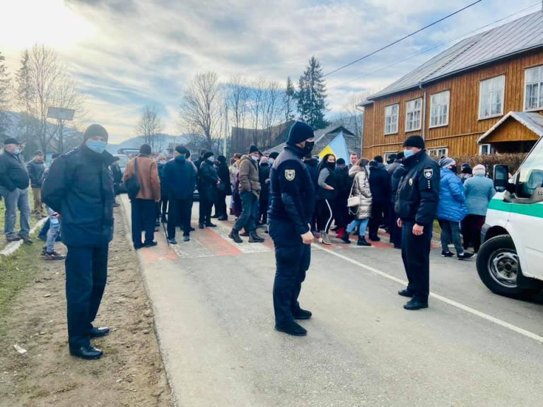 На Косівщині обурені люди продовжують перекриття дорожнього руху (ФОТО) 4 128192334 5135473743159891 9095742287032320396 n