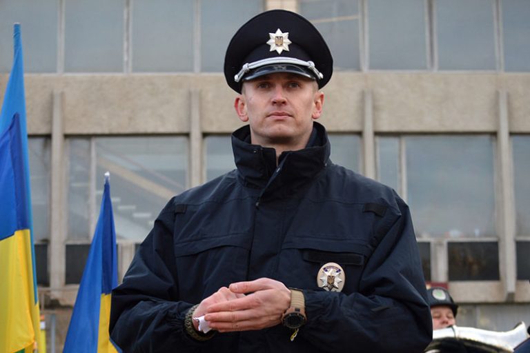 У Франківську поліцейський випробував на собі електрошокер: для чого (ВІДЕО) 5 У Франківськ поліцейський