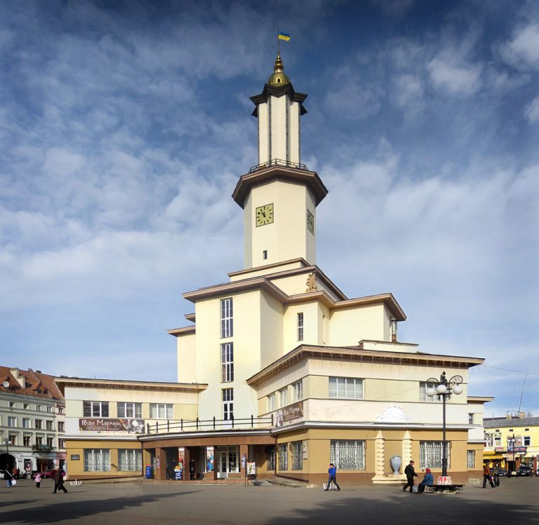 У Франківську відбудеться перша виставка художниць-абстракціоністок 4 Ratusha Ivano Frankivsk