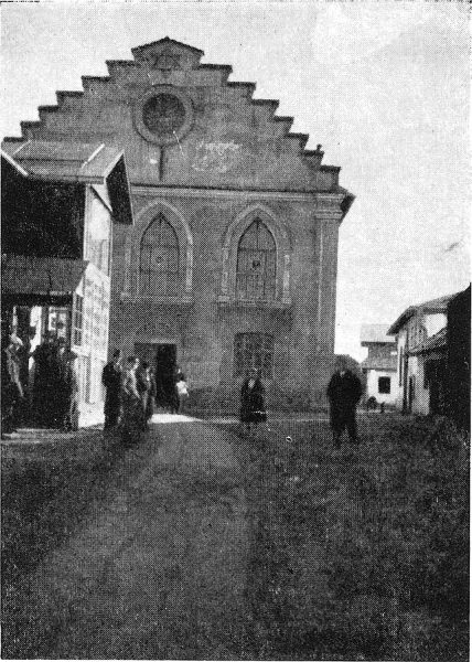 Velyka synagoga v Rozhnyatovi i zliva vid neyi Staryj klojz zhydachivskyh hasydiv. 1900 ti