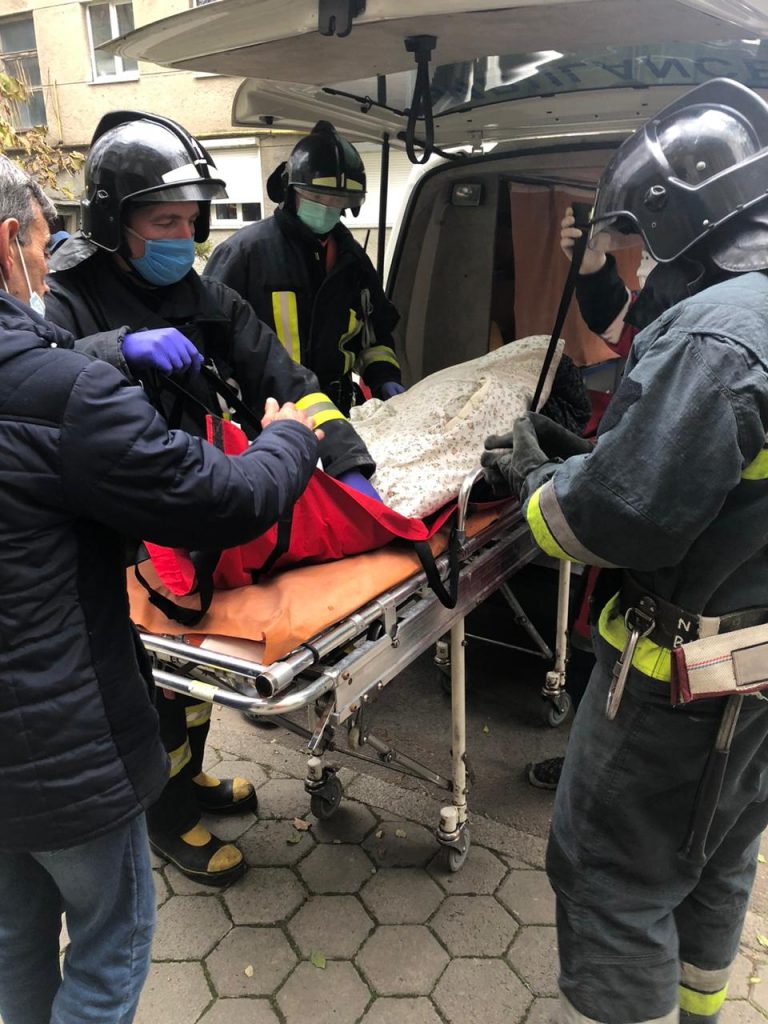 Ледь притомну мешканку Франківська врятували бійці ДСНС (ФОТО) 4 Мешканку франківська врятували
