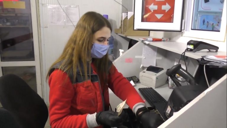 "Нова пошта" терміново хоче взяти на роботу 2,5 тисячі водіїв, кур'єрів, сортувальників 8 Нова пошта