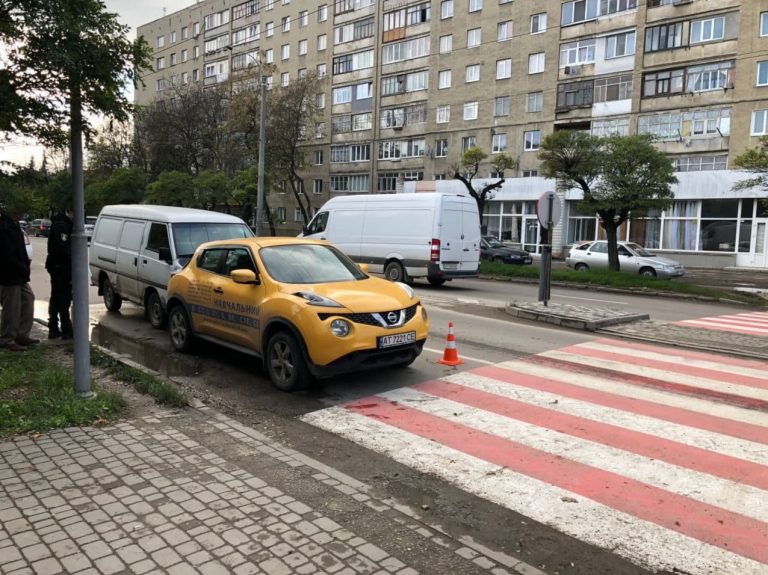 У Франківську зіштовхнулися мікроавтобус та учбова іномарка (ФОТО) 4 photo 2020 11 05 15 58 30