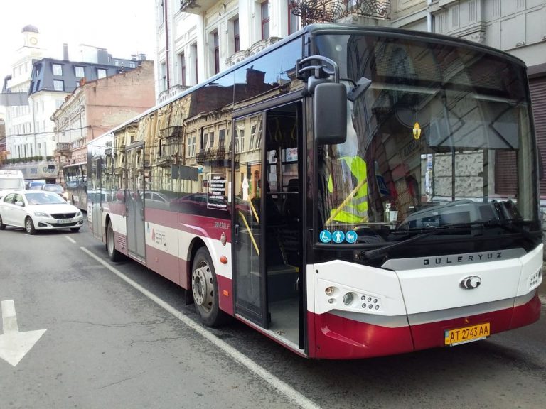 Стали відомі подробиці ДТП у Франківську за участі міського автобуса (ФОТО) 12 photo 2020 11 05 18 14 51