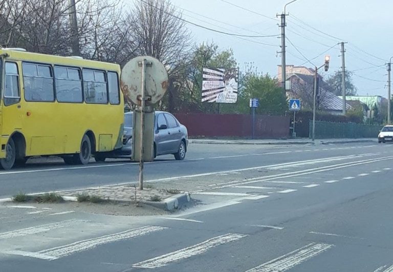ДТП у Франківську: не розминулися легковик та міська маршрутка (ФОТО) 7 photo 2020 11 09 08 42 44 1