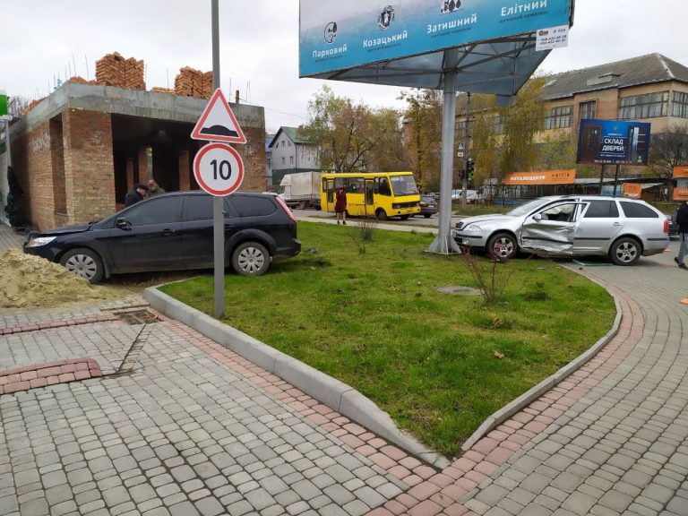 Аварія у Франківську: зіштовхнулися "Форд" та "Шкода" (ФОТО) 3 photo 2020 11 11 11 07 10