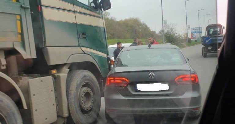 ДТП у Франківську: не розминулися вантажівка та легковик (ФОТО) 11 photo 2020 11 11 13 12 44 1
