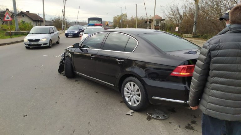ДТП у Франківську: зіштовхнулися два легковики (ФОТО) 8 photo 2020 11 15 18 13 36