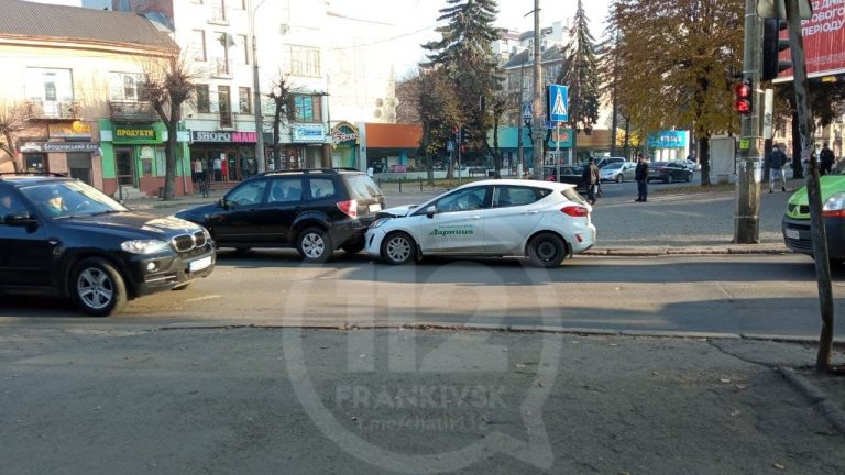 У Франківську не розминулися два легковики: рух транспорту ускладнено (ФОТО) 7 photo 2020 11 16 14 19 38