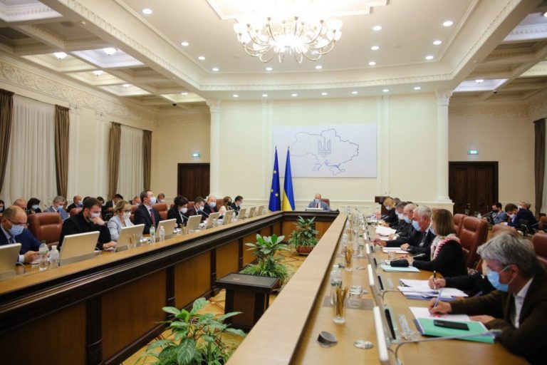 Що обіцяють українцям прем'єр Денис Шмигаль та його міністри на 2021 рік 9 На 2021 рік Денис Шмигаль та його міністри багато обіцяють: що саме