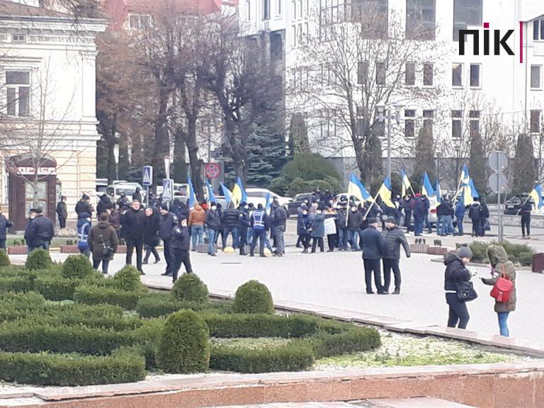 У центрі Івано-Франківська обурені люди перекрили дорогу (ФОТО) 9 перекриття дороги в Івано-Франківську