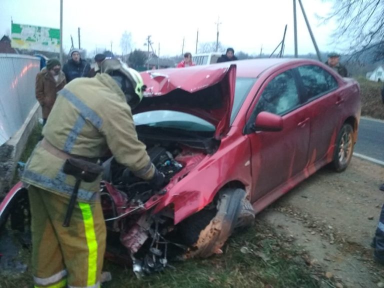 На Прикарпатті легкова автівка врізала в огорожу (ФОТО) 3 130727233 3504931432960000 1376558788994508475 o