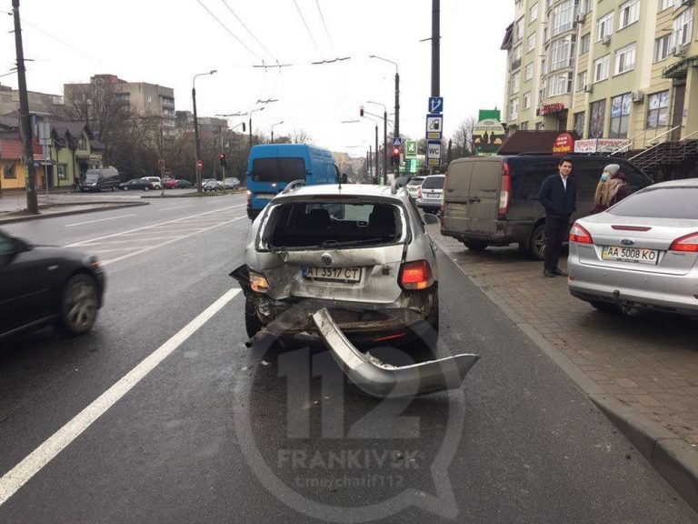 В Івано-Франківську біля Радіозаводу зіткнулися автівки (ФОТО) 2 В Івано-Франківську біля Радіозаводу зіткнулися автівки (ФОТО)