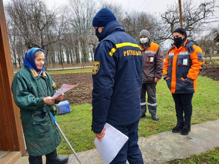 Рятувальники Прикарпаття мали розмову з мешканцями села Гузіїв (ФОТО) 1 Рятувальники Прикарпаття мали розмову з мешканцями села Гузіїв (ФОТО)