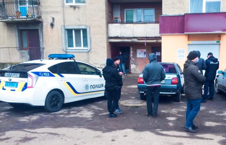 В Івано-Франківську поліцейські з'ясовують причини смерті 35-річного чоловіка (ФОТО)