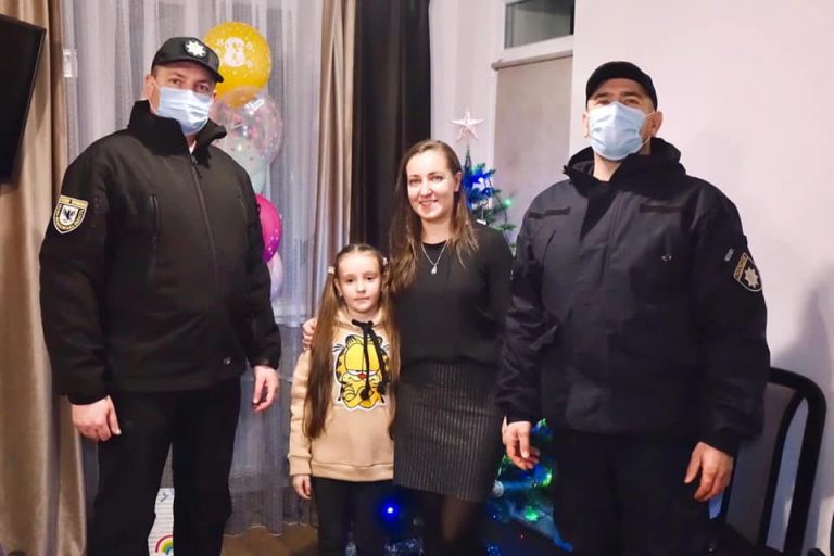На Прикарпатті поліцейські привітали з Днем народження донечку загиблого воїна 8 На Прикарпатті поліцейські привітали з Днем народження донечку загиблого воїна