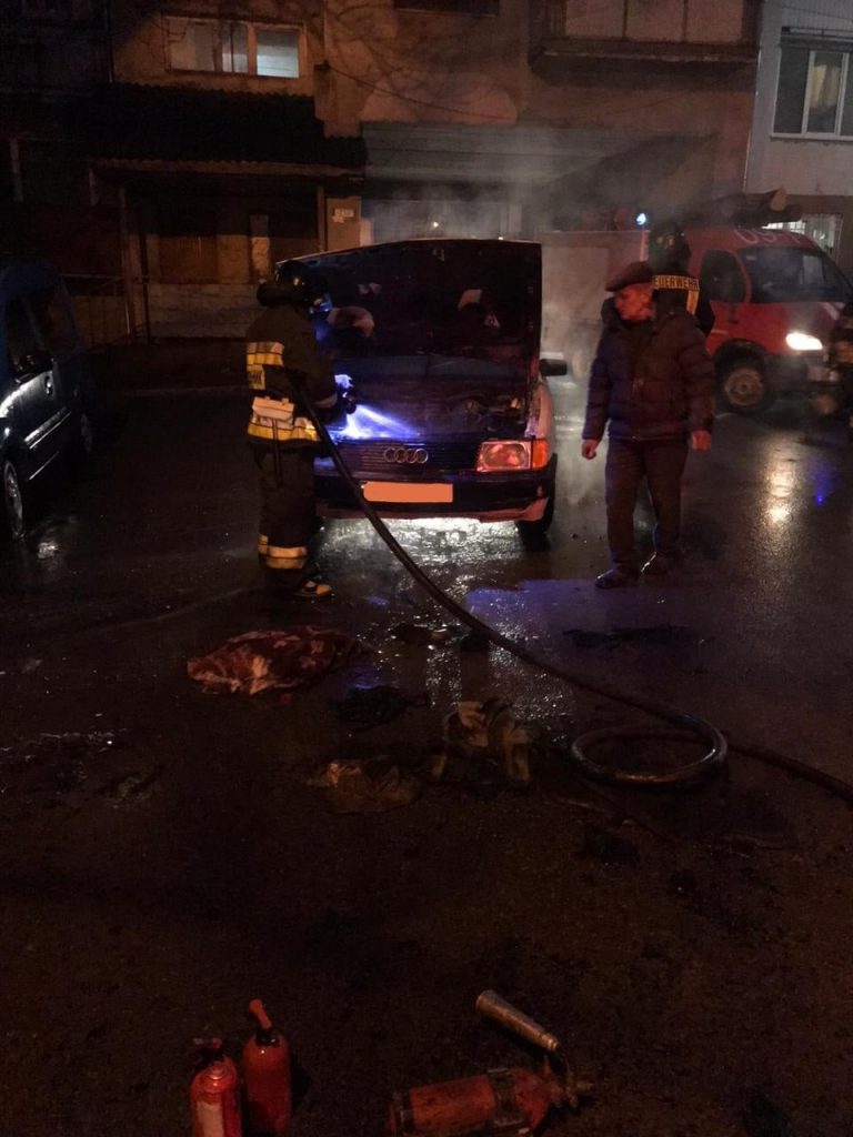 В Івано-Франківську рятувальники гасили автівку 5 В Івано-Франківську рятувальники гасили автівку