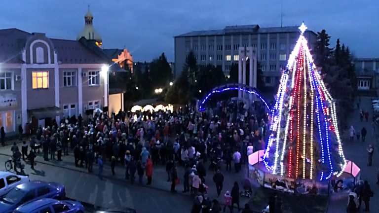 У Тисмениці урочисто відкрили головну ялинку (ФОТО) 5 У Тисмениці урочисто відкрили головну ялинку (ФОТО)