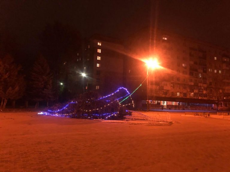 У Тернополі вітер повалив новорічну ялинку (ФОТО) 4 У Тернополі вітер повалив новорічну ялинку (ФОТО)