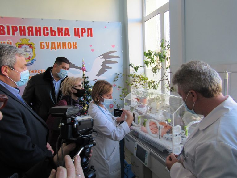 Пологовий будинок у Надвірній отримав інкубатор для новонароджених (ФОТО) 9 Пологовий будинок у Надвірній отримав інкубатор для новонароджених (ФОТО)
