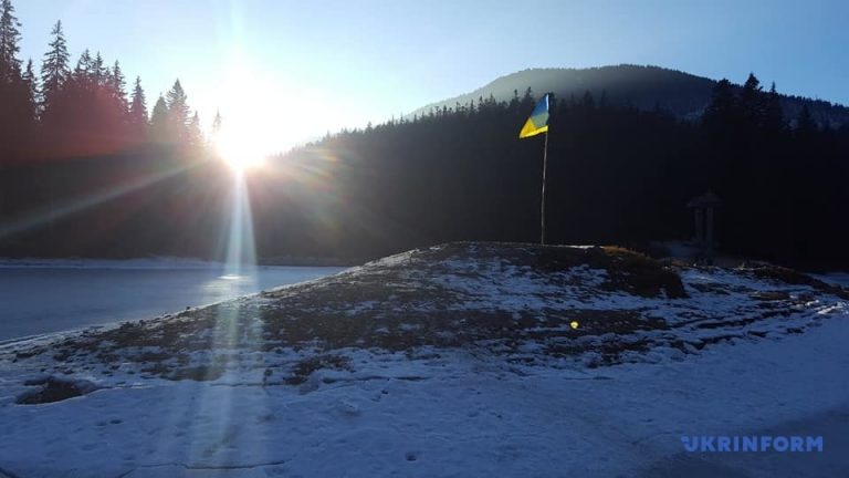 Синевир: у Карпатах замерзло найвисокогірніше озеро України 11 Синевир: у Карпатах замерзло найвисокогірніше озеро України
