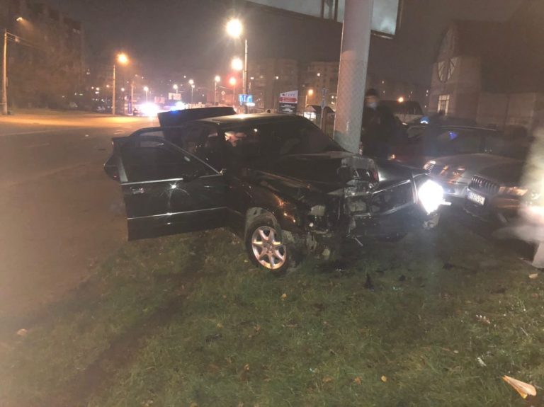 ДТП у Франківську: автівка збила електроопору (ФОТО) 1 2eb6c1be 6065 46bc b5f1 15f24b55ed1d