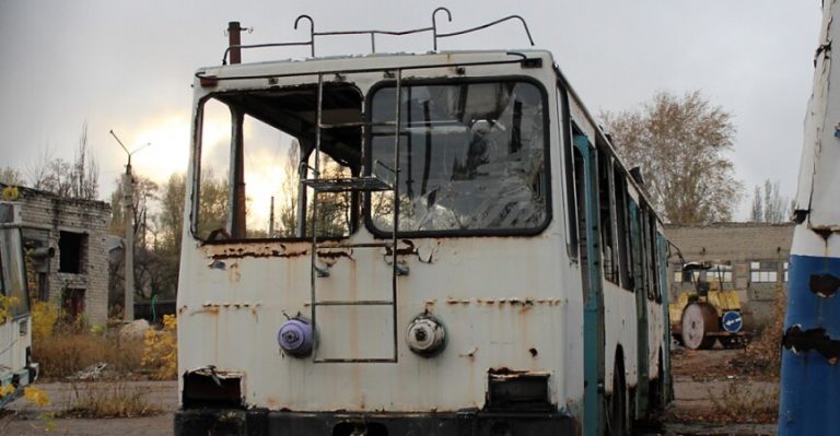 На Донеччині гниють тролейбуси: в мережі показали фото старого тролейбусного депо (ФОТО) 3 На Донеччині гниють тролейбуси: в мережі показали фото старого тролейбусного депо (ФОТО)