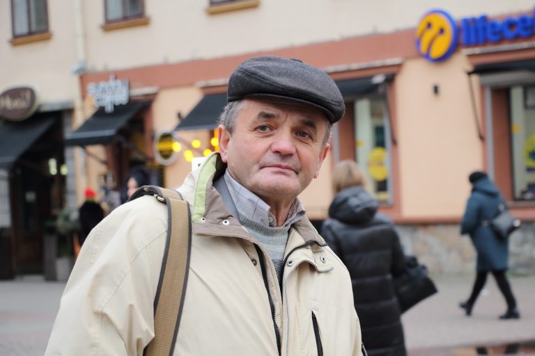 "Люди Прикарпаття": у пішохідній частині вулиці Незалежності у Франківську (ФОТО) 2 Так народилася сьогоднішня фотогалерея, яка народжує дещо узагальнений образ франківців та франківчанок. Перегляньте уважно, і спробуйте собі відповісти: які ми є - мешканці міста, що має свою привабливість та неповторність?