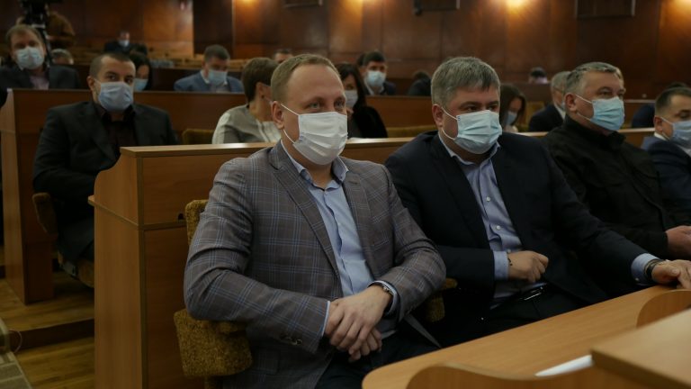Сесія Івано-Франківської облради: благородно захистили учасників АТО, але прибрали свободу слова (ВІДЕО)