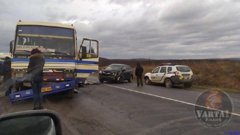 На Прикарпатті зіткнулися рейсовий автобус та машина (ФОТО) 6 На Прикарпатті зіткнулися рейсовий автобус та машина (ФОТО)