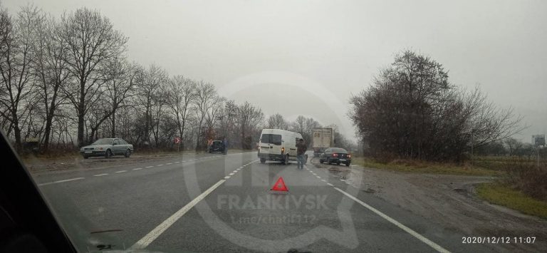 ДТП на Прикарпатті: зіштовхнулися легковик та бус (ФОТО) 11 photo 2020 12 12 11 08 57
