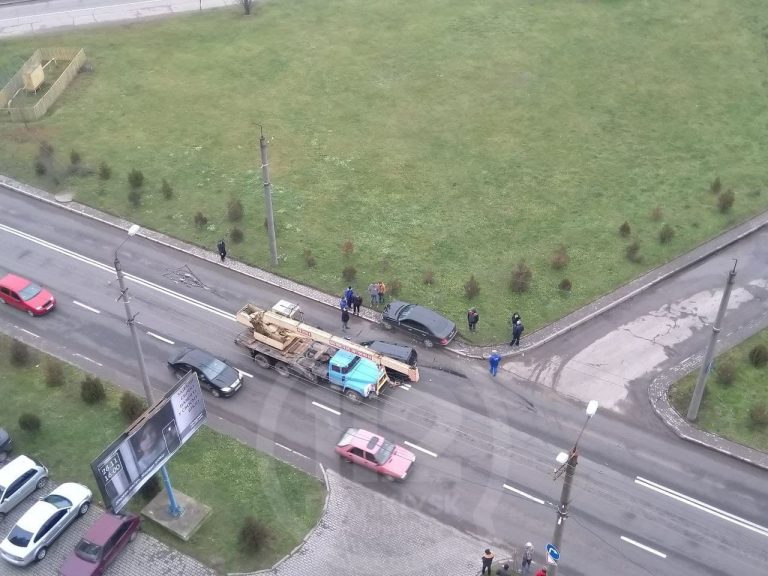 Ранкові ДТП у Франківську: потрійна аварія та бус в’їхав у острівець безпеки (ФОТО, ВІДЕО) 9 photo 2020 12 15 09 47 36