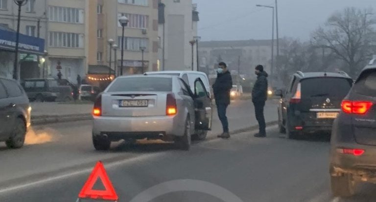Подвійна ДТП у Франківську: рух ускладнено (ФОТО) 1 photo 2020 12 15 16 22 14 1