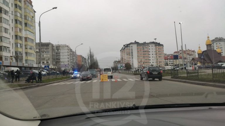 У Франківську автівка збила на переході 10-річну дівчинку (ФОТО) 3 photo 2020 12 16 14 28 48