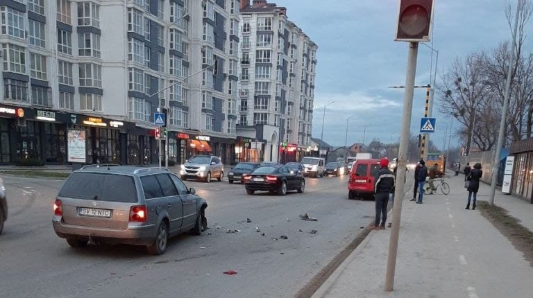 Ранкова ДТП в Івано-Франківську: рух суттєво ускладнено (ФОТО) 10 photo 2020 12 30 08 21 16