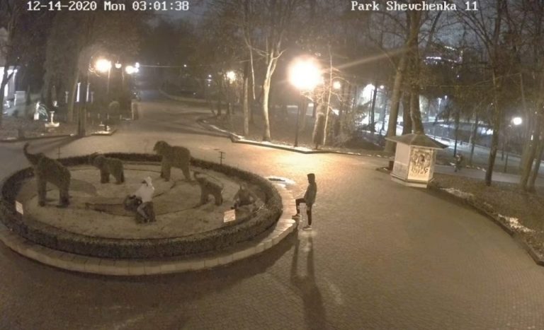 Потрібне нічне патрулювання: у Франківську вандали понищили фігури слонів (ВІДЕО) 7 screenshot 2 1024x623 1