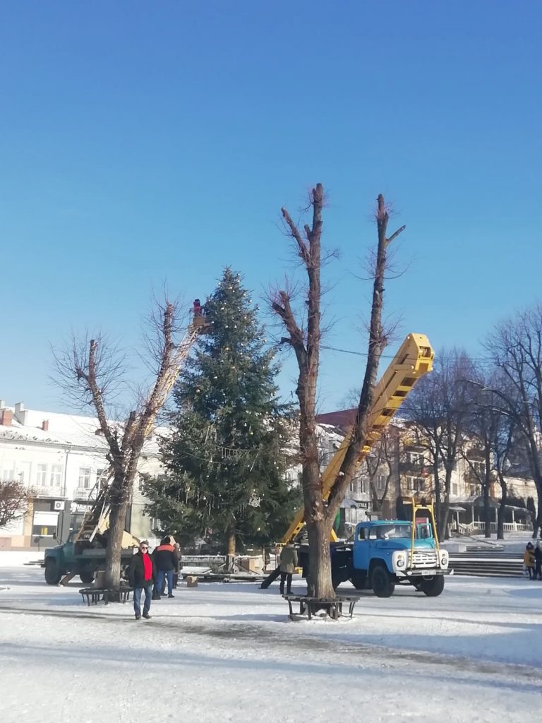 У Калуші закінчилися свята: розбирають ялинку (ФОТО) 8 У Калуші закінчилися свята: розбирають ялинку (ФОТО)