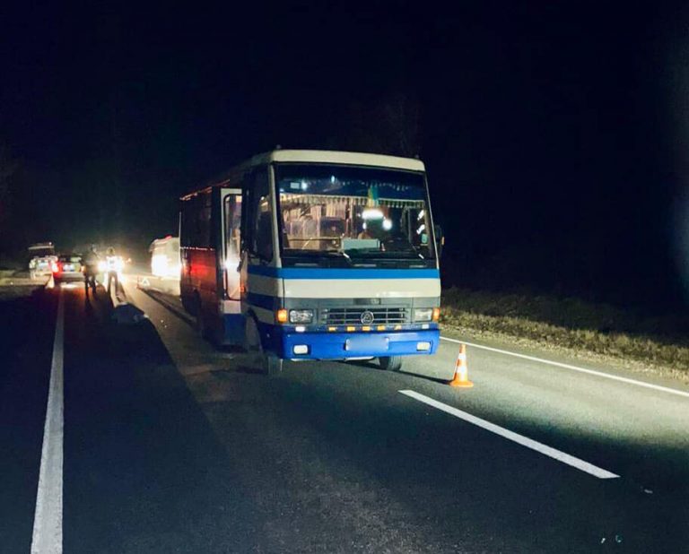 Смертельна ДТП на Прикарпатті: під колесами автобуса загинув чоловік (ФОТО) 2 136135750 5321965134510750 7970499548790002416 n