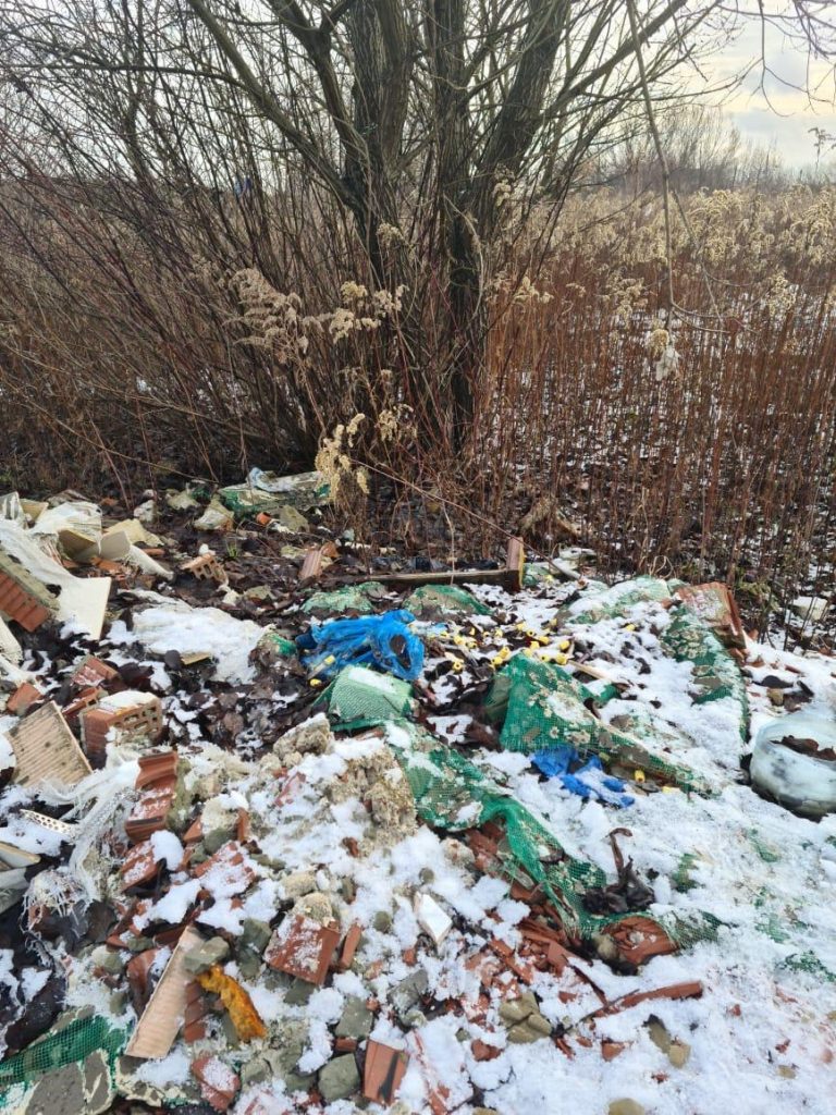 На Львівщині поліцейські виявили звалище медичних пробірок із слідами крові (ФОТО) 5 На Львівщині поліцейські виявили звалище медичних пробірок із слідами крові (ФОТО)