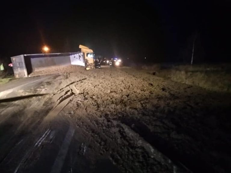 Неподалік Франківська перекинулася вантажівка. Рух транспорту паралізовано (ФОТО) 11 137049856 3581149118671564 6789605621061365396 n