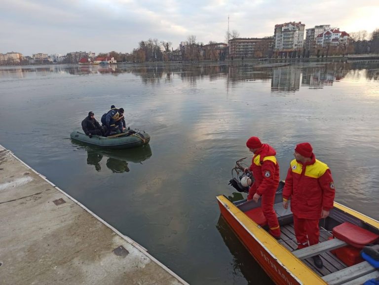 Пошуки людини в глибинах міського озера Франківська тимчасово призупинено (ФОТО) 8 138115993 3586150024838140 5309846503475227444 o